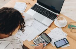 Manovra 2027, le proposte per i giovani: flat tax, incentivi fiscali, reddito di merito accademico